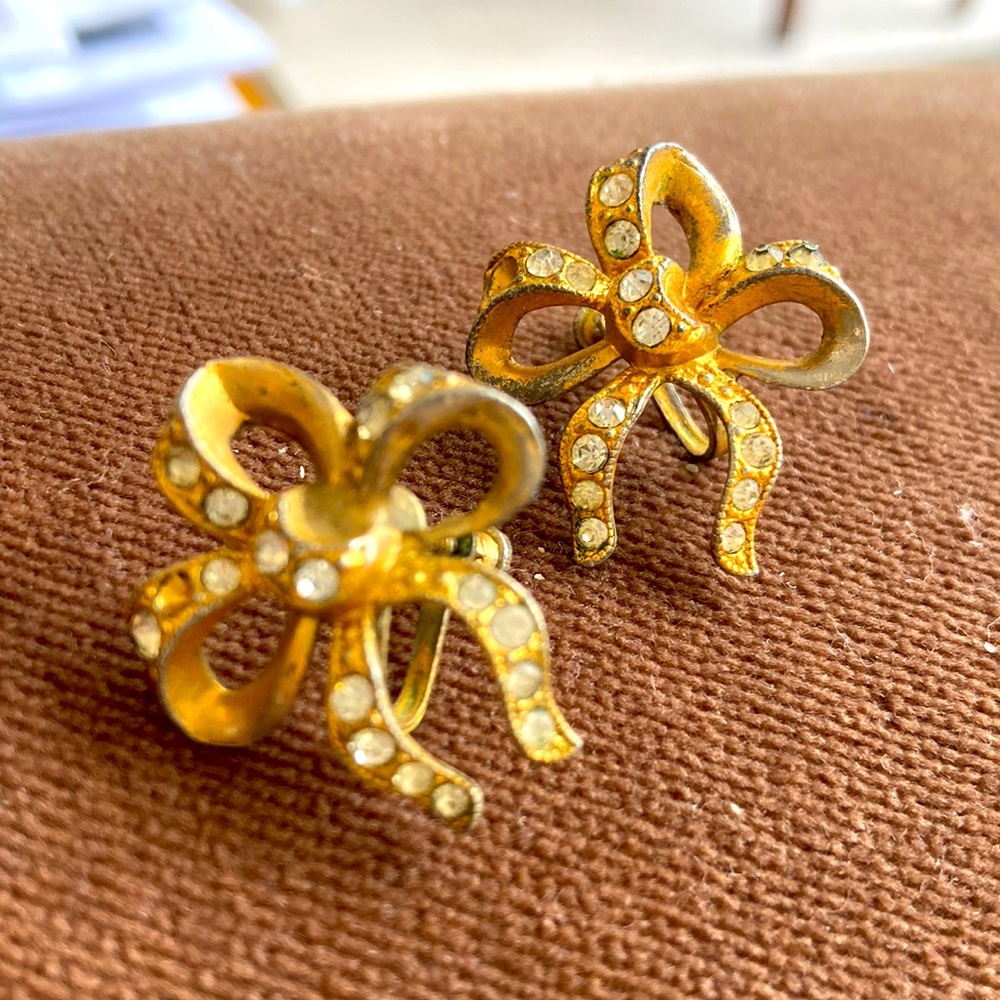 Almost antique paste glass stone screw back earrings. 1930s. Patina gold bows.